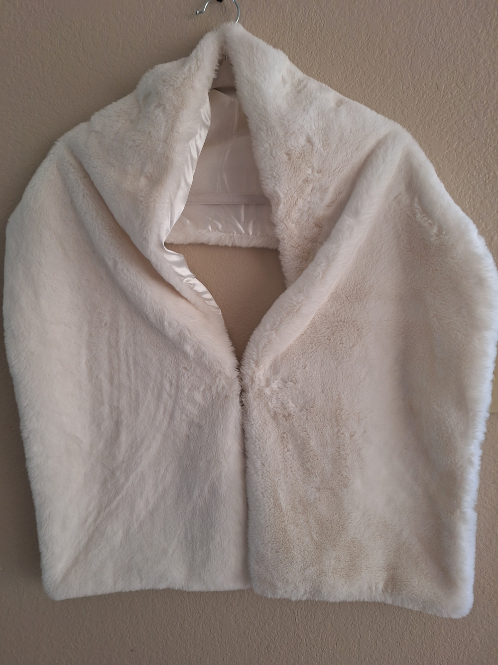 Elegant Cream Faux Fur Shawl Collar